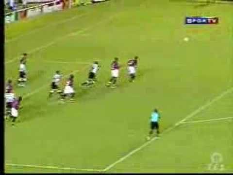 Alex Alves - Gol de letra (em cima da flavela)