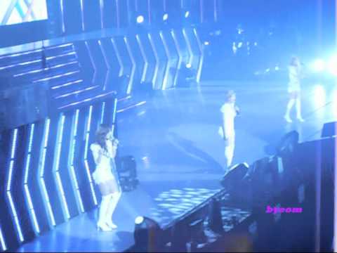 [FANCAM] 111209 SNSD Seohyun & SNSD Yuri Focus @ 2011 Girls Generation Tour Singapore