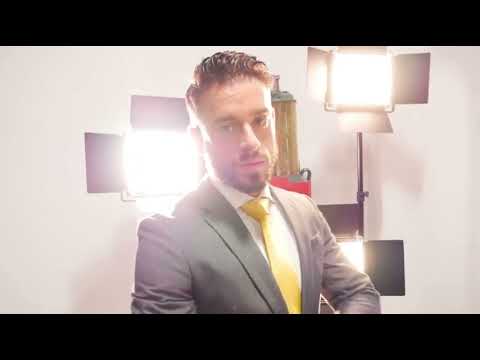 Actor Gay Manuel Reyes en sesión de fotos para Men At Play