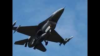 preview picture of video 'F-16s landing at Aviano AB (2013/08)'