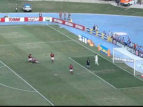 Polêmica! Willians puxa camisa de Diego Souza na área e juiz não marca penalti claro!