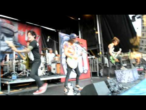 PIERCE THE VEIL - BESITOS LIVE @ VANS WARPED TOUR  2012 TORONTO
