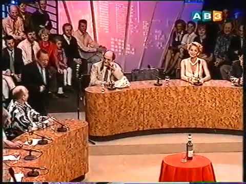 Il arrive à la  télévision complètement bourré.