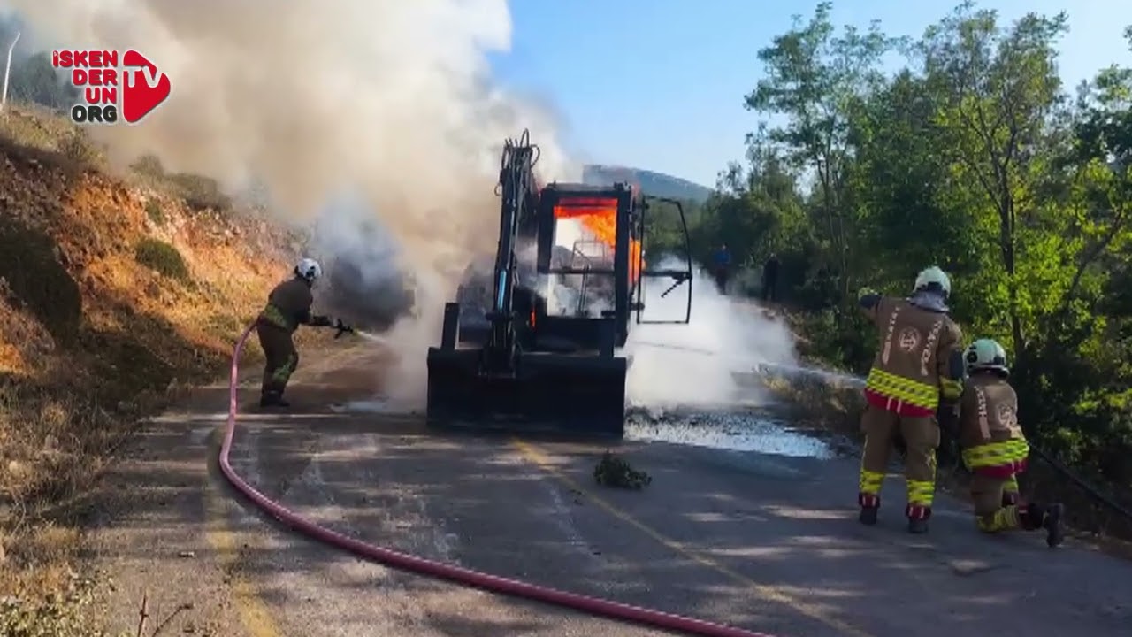 İskenderun’da Seyir Halindeki İş Makinesi Alev Aldı