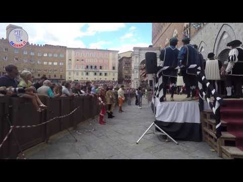 Il momento dell'assegnazione del cavallo Sarbana alla Giraffa, per il Palio del 2 luglio 2017 