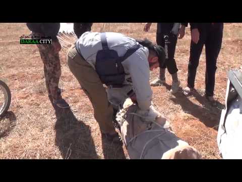 المساعدات الغذائية التي ألقيت من الطائرات الحربية التابعة لقوات النظام سقطت بأيدي عناصر الجيش الحر في درعا البلد