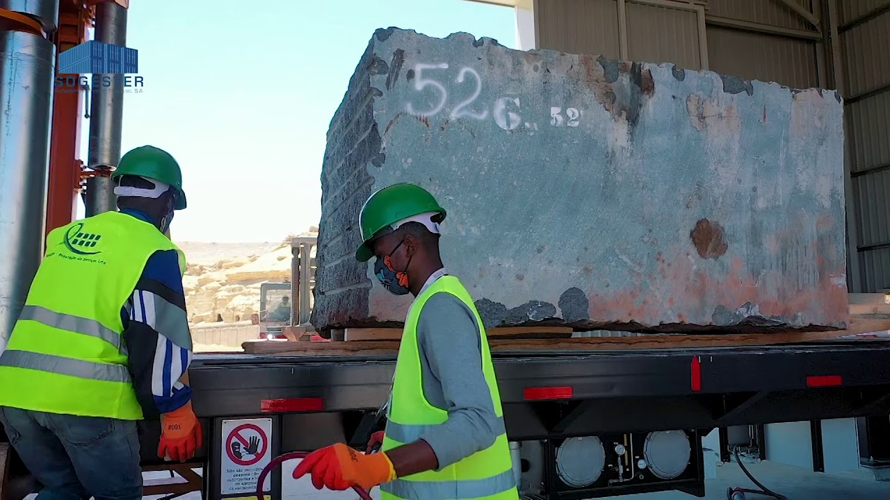 Estufagem de blocos de granito, no Porto do Namibe.