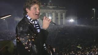 David Hasselhoff sings at the Berlin Wall (12/31/1989) in 4k - AI Upscaling and Interpolation Test