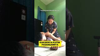 Download lagu Romantic moment: wife giving her partner a massage so he feels at home ‼️‼️‼️#couple #romantic #s... mp3