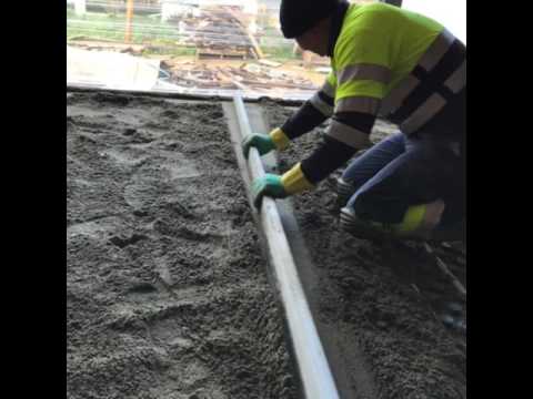 Bombeo de mortero semiseco con aditivo y fibras de vidrio sobre suelo de calefaccion radiante