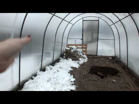 Kompostowanie w cieplarni zimą. Jak nagrzewać szklarnię? Co można uprawiać zimą? Darmowe nawodnienie