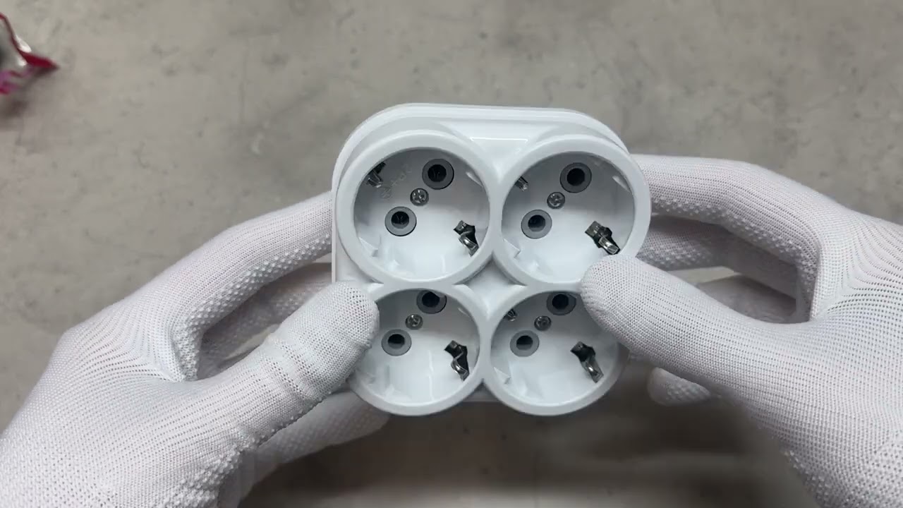 Четвірник перехідник із заземленням DE-PA білий