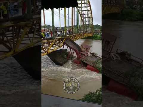 Plancho queda atrapado en el puente del Municipio de Tadó.