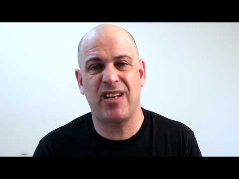 Ο Αμερικανός σκηνοθέτης και συγγραφέας [[#Howard Meyer [Χάουαρντ Μάγιερ]#]] μιλάει για τη σημασία του θεάτρου συνόλου και για το κέρδος ενός ηθοποιού που εντάσσεται σε ανάλογες ομάδες.