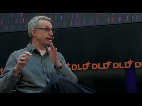 David Kirkpatrick y Mark Zuckerberg conversan sobre los efectos de la red social y el desarrollo y nacimiento de Facebook