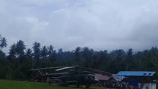 preview picture of video 'Heli yang sudah selesai mengantar logistik di desa manimbaya'