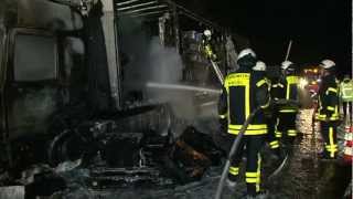 preview picture of video 'Lkw steht nahe Bergshäuser Brücke in Flammen'