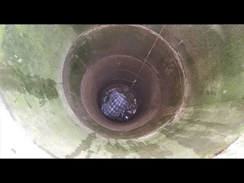 Studnia - oczyszczanie domowym sposobem, w domowych warunkach. Wchodzimy do studni i wybieramy piach