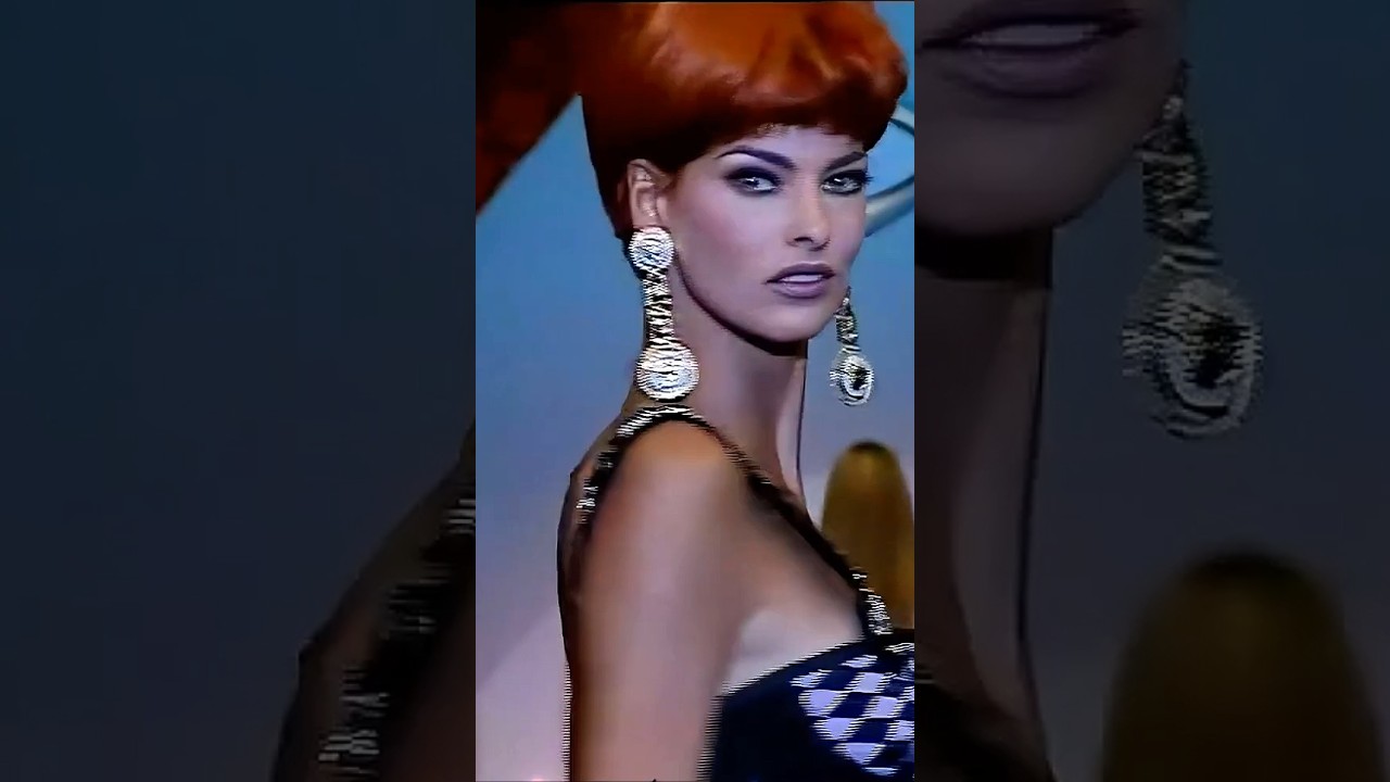 VERSACE ✨ Linda Evangelista — FW 1991 Runway Moment