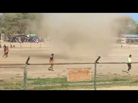 Remolino invade partido de futbol :: Final distrital Tambogrande, Piura 2022 Diablo de polvo