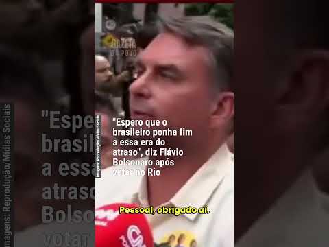 “O Brasil não aguenta mais quatro anos disso", disse Flavio Bolsonaro ao deixar a zona eleitoral