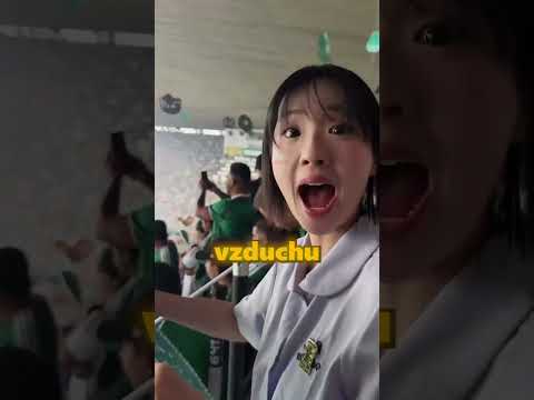 Celý stadion najednou vyhodil klobouky do vzduchu.😮🎩