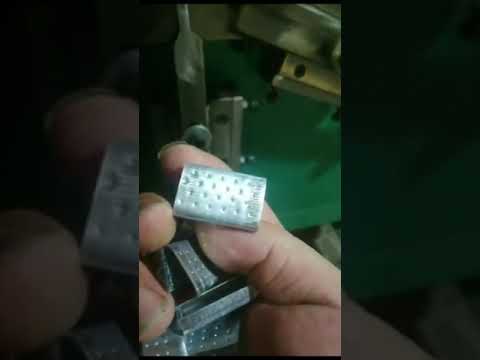 PP plastic strapping seal making machine ( Máquina para fabricar sellos de flejado de plástico PP)