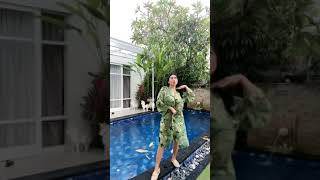 Download lagu Pakai daster di pinggir kolam renang shorts ytshor... mp3