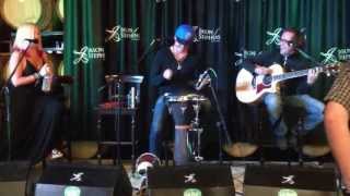 Pat Monahan &amp; Jewels Hanson faking &quot;Pirate On The Run&quot; at soundcheck