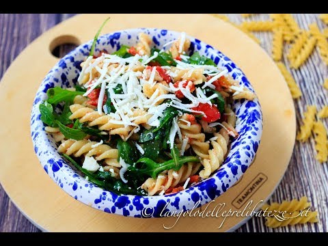 Pasta fredda con pomodorini rucola e ricotta salata siciliana