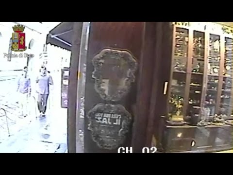 A1 Report - Itali, arrestohen dy shqiptarë vidhnin argjendaritë në Milano