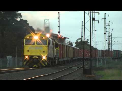 AUSTRALIAN TRAINS -  QUBE - 7920 - UP Horsham freight