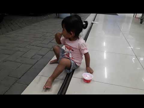 Khalisa makan ice cream wass di alfa midi