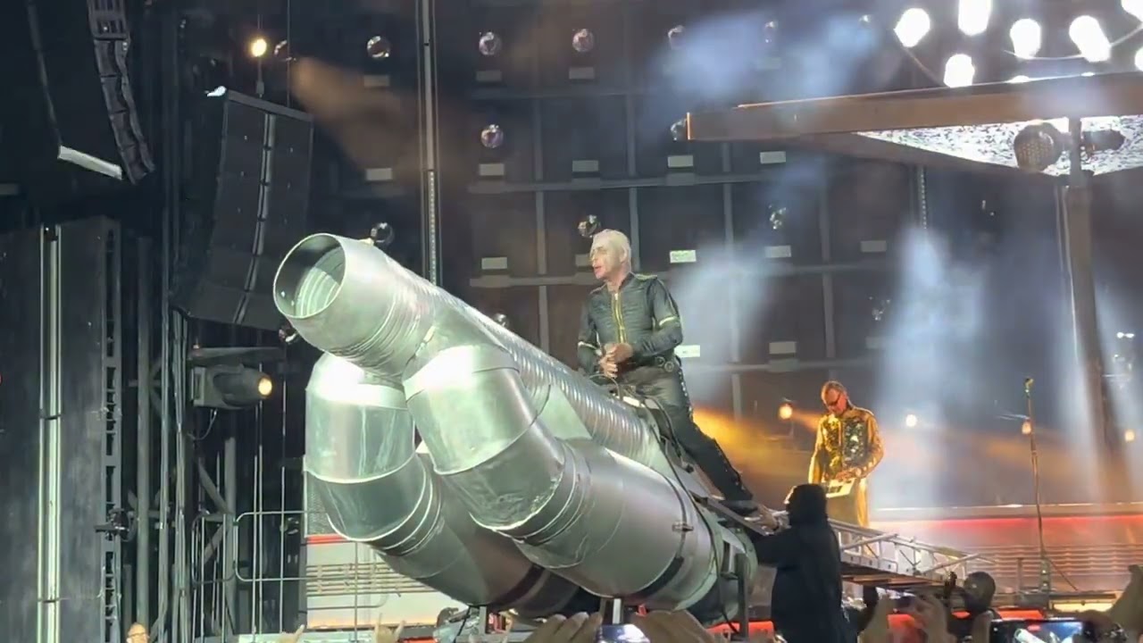 Rammstein - Pussy (Montreal, Canada 8/21/2022) - YouTube