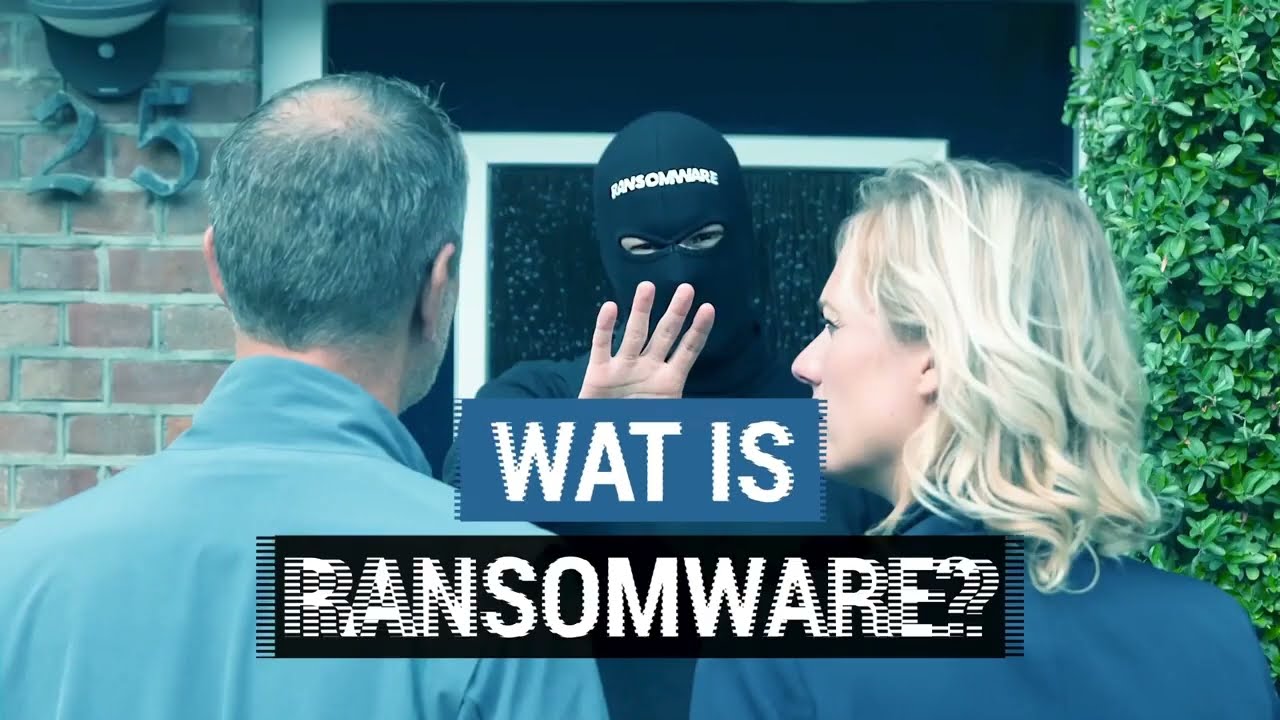 Een stel wordt voor hun voordeur geblokkeerd door een persoon met een bivakmuts.