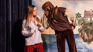 'Piraci i skarb pustyni'. Teatrzyk w ostrowskim kinie (zdjęcia, wideo)
