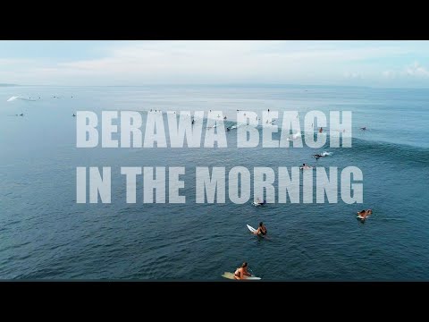 Virabbilfilmaĵo de Berawa Beach kaj surfantoj