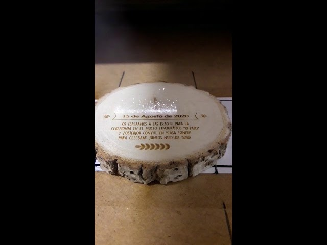 Vídeo relacionado con Casa Vivente Caja Mágica con Grabado en Madera Oscura con Nombre y Pregunta para Propuesta de Matrimonio Ideas para Anillos de Boda