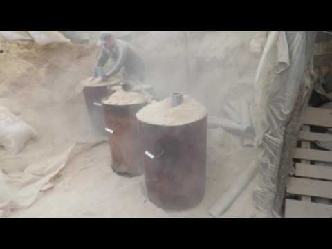 Neculai umple cazane cu rumegus.