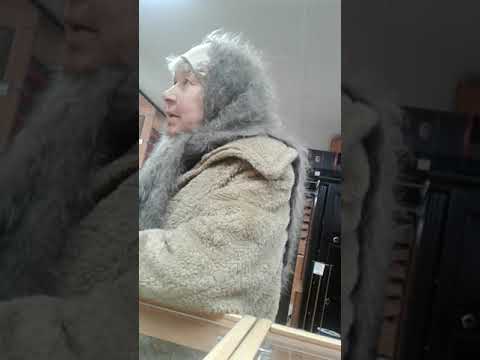 Бабка в оружейном магазине.