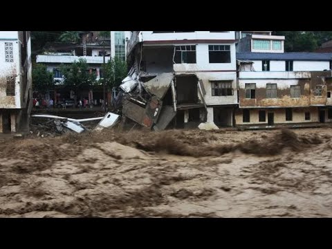 A cidade se tornou um vasto oceano! Rua e carro inundaram em Hunan, China