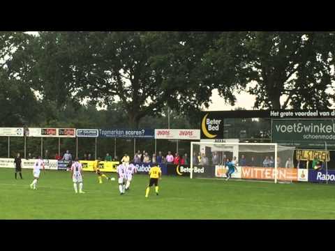 Rik Schouw scoort 2-1 tijdens UDI'19 - Halsteren 2-1 op 13-9-2015