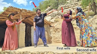 Download lagu A strange man comes to first wife, looking for her; tension between two wives. mp3