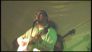 Shlomo Carlebach"Let There Be Peace" Benyamin Steinberg 2010 (הזמר והיוצר בנימין שטיינברג) - התמונה מוצגת ישירות מתוך אתר האינטרנט יוטיוב. זכויות היוצרים בתמונה שייכות ליוצרה. קישור קרדיט למקור התוכן נמצא בתוך דף הסרטון