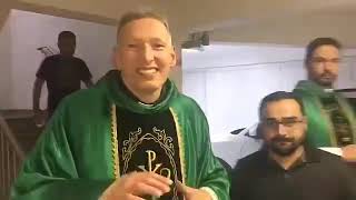 Meu B.O. é bíblia e oração, diz Marcelo Rossi após ser empurrado em missa