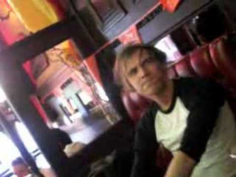 alex mills singing to hey baby in a bar in amsterdam