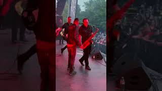 Ran up on stage early to sing my favorite Smashers song “Unstoppable” with THE Planet Smashers!