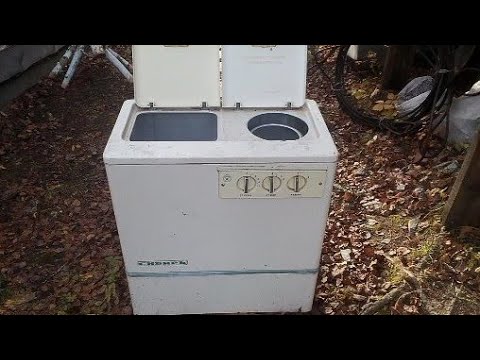 Утилизация стиральных машин в москве за деньги. Свалка стиральных машин. Стиральная машинка индезит старая. Холодильник на свалке. Бытовая техника стиральная машина.