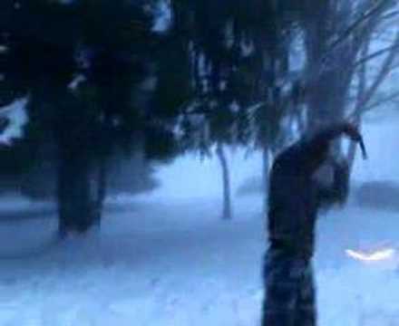 teuf dans la neige en train de faire des bolass