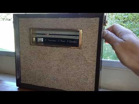 Vintage ROXY  UR-404 (Japan) Eight Transistor 2 Band 2 Speaker Radio